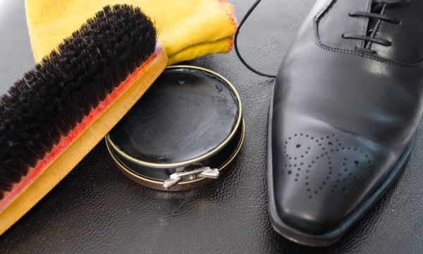 Як доглядати за взуттям: чистка і полірування