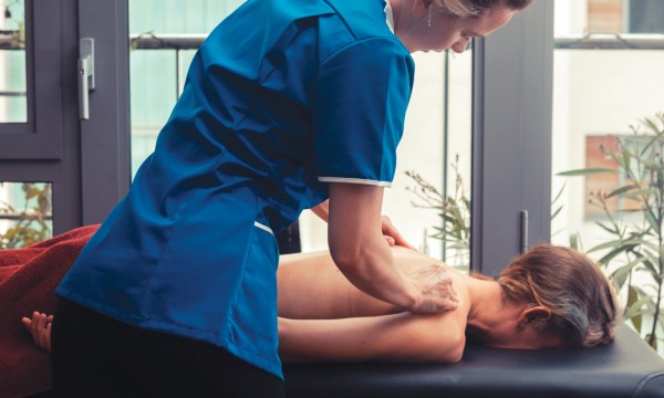 Переваги отримання масажу вдома