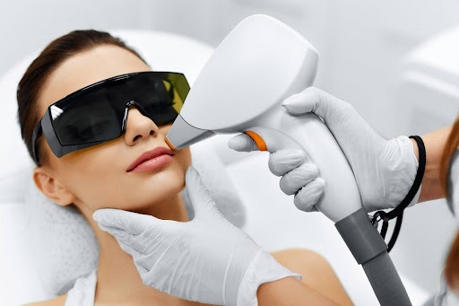 Які є найкращі лазерні процедури шкіри для омолодження?