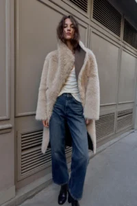 Пухнасте пальто — головний модний код зими