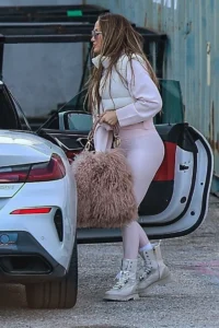 J.Lo задала тренд: ніжно-рожеві легінси — нова зима замість чорних